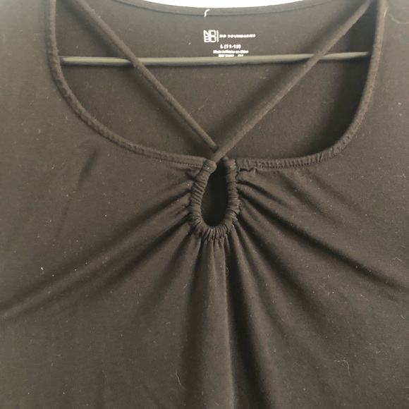 No Boundaries Juniors black top with cinched cut out in front - Picture 3 of 4